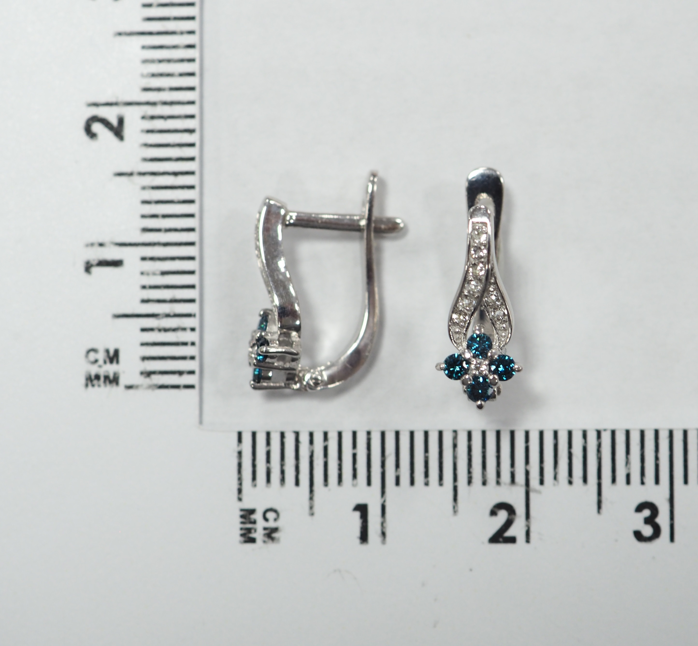 Серебряные серьги 925 пробы; вставки 8 Бр. голубой Кр-57(Н) 0,175 5/5А; 18 Топаз бесцв.;